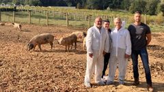 El subdelegado del Gobierno en Pontevedra, Abel Losada, visit� la explotaci�n ganadera.