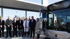 El presidente del Gobierno asturiano, Adri�n Barb�n, y la alcaldesa de Avil�s, Mariv� Monteser�n, antes de participar en el recorrido en autob�s