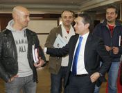 Representantes sindicales y empresariales, instantes antes de abrir la mesa de negociaci�n. 