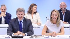 El lder del PP, Alberto Nez Feijoo, y la eurodiputada y vicesecretaria de coordinacin sectorial, Alma Ezcurra, en el comit ejecutivo nacional del partido el 28 de julio en la sede de Gnova.