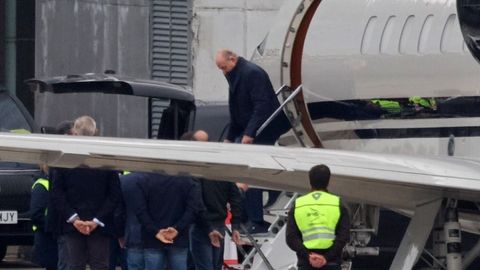 El rey emérito aterriza en Vigo tras el revuelo con sus memorias