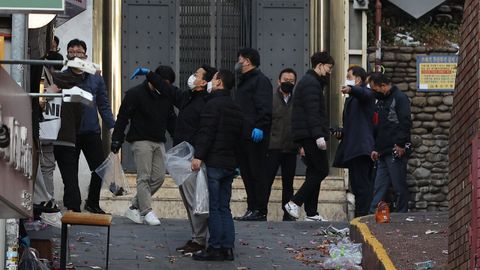 La Polic�a de Se�l investiga en uno de los callejones donde se produjo la estampida.
