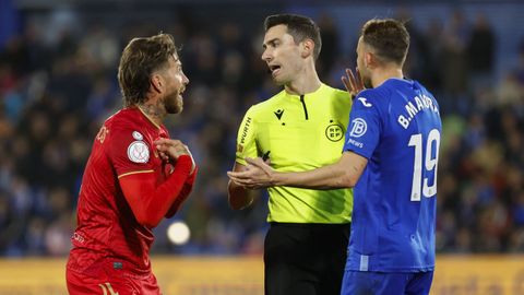 Sergio Ramos y Borja Mayoral protestan a Muiz Ruiz, colegiado del encuentro.