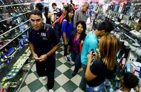 Los venezolanos adelantaron sus compras en los supermercados, por la devaluación.