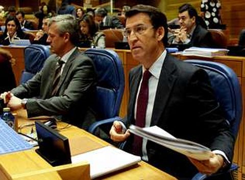 Feijoo, junto al conselleiro de Presidencia, el d�a que anunci� la paga en el Parlamento gallego.