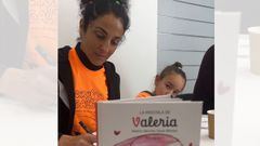 Natalia Snchez Santa Brbara con Valera en una firma del libro La mochila de Valeria