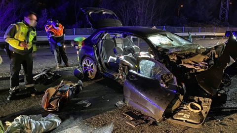 Uno de los coches, destrozado despus del accidente