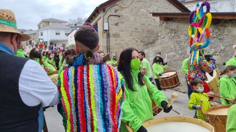 El folin As Carrelas de Viana do Bolo participa en el desfile de entroido de Vilario de Conso