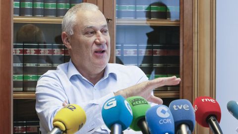 Manuel Martínez, en una rueda  de prensa como diputado provincial no adscrito en el 2018