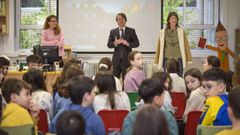 El conselleiro de Facenda, Miguel Corgos, en la visita que hizo este martes al colegio Vilaverde, de Mourente