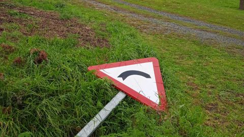 Una de las se�ales ca�das junto a la carretera de O Trece, en Nar�n. 