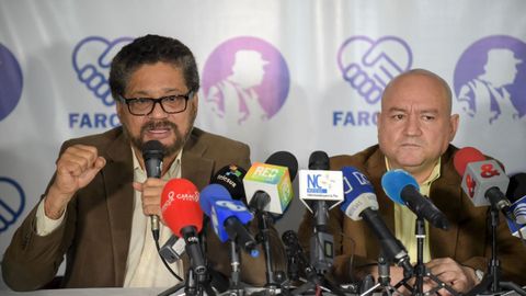  Los comandantes Ivan Mrquez (a la izquierda) y Carlos Lozada, durante el anuncio de la conversin en partido poltico