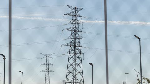 Imagen de una torre el�ctrica a las afueras de Madrid.