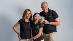 Laura Elena Garca junto a su hija mayor, Regina, su perro y su marido con camisetas de su fundacin, Gogo Por La Vida.