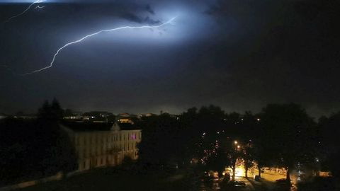Imagen de la tormenta captada desde la Avenida do Rei, en Ferrol