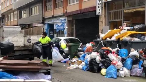 Operarios recogiendo de d�a la basura en la zona de As Conchi�as y la calle Barcelona de A Coru�a