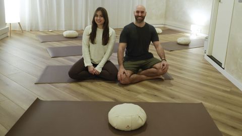 Raquel Romero y Otto Mackinlay, en su nuevo estudio de yoga de A Coru�a