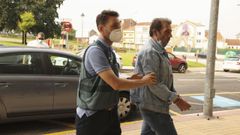 Uno de los investigados, a su llegada en la ma�ana de ayer a los juzgados de Carballo