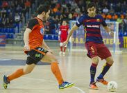 Bellvert, autor del primer gol y uno de los m�s destacados burelistas, presiona a Gabriel. 