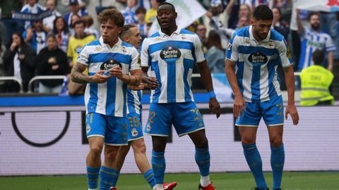 Varios jugadores del Deportivo celebran el tanto de Eddahchouri.