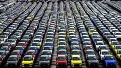 Miles de coches y furgonetas fabricadas por Stellantis en su planta de Vigo esperan en la terminal portuaria de Bouzas para ser embarcados y exportados.