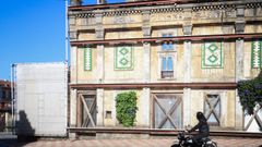 La fachada de la antigua sala de cine,�iluminada por el sol el domingo por la ma�ana