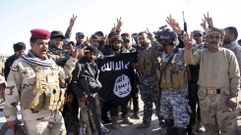 Varios soldados iraqu�es con la bandera del Estado Isl�mico