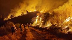 Agentes antiincendios trabajando en el control de las llamas esta pasada noche
