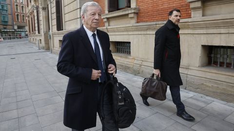  El presidente de Acciona, Jos� Manuel Entrecanales, no ha acudido este martes a la comparecencia a la que estaba citado en la Comisi�n de Investigaci�n sobre licitaci�n de obras p�blicas del Parlamento de Navarra
