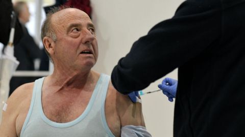 Nueva campaña de vacunación contra el covid-19 y la gripe en Expocoruña. En la foto, José Luis Fornos, vecino de Miño.