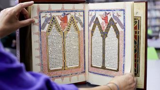 Facs�mil de la �Biblia Kennicott� conservado en la Biblioteca de Estudos Locais de Dur�n Loriga. La copia, a disposici�n de cualquier persona que desee hojearla, reproduce fielmente las ricas decoraciones en oro, lapisl�zuli y otros pigmentos minerales con las que el iluminador Joseph Ibn Hayyim adorn� los textos del cal�grafo Mois�s Ibn Zabara en 1476 en la Ciudad Vieja coru�esa