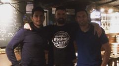 Juanma y Diego cervero junto con el due�o del local oviedista El Desv�n