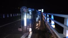El conductor fue trasladado en ambulancia al PAC de Noia