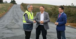 Tour�s, Otero y Rial visitando la pista reci�n asfaltada de acceso al Centro do Galo en el pol�gono cruce�o.