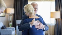 Joe Biden abraza a Yulia Navalnaya, la viuda de Alex�i Navalni, en su encuentro el jueves�n San Francisco.