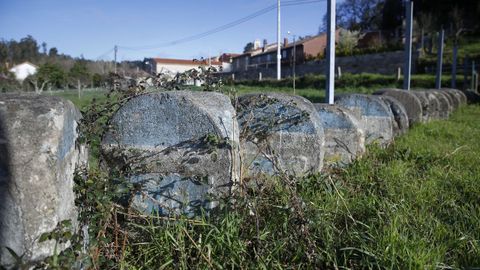 Mojones en un terreno en Santiago, utilizado por la jefatura provincial de infraestructuras para almacenar seales viarias 