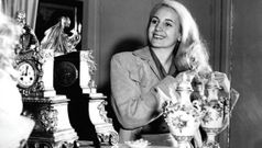 Eva Duarte de Pern, Evita, peinndose ante un espejo