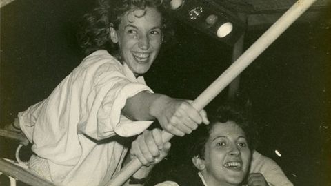 Bego&ntilde;a Caama&ntilde;o nos anos 80 cunha compa&ntilde;eira de Radio Popular. Fonte: Arquivo familiar de Bego&ntilde;a Caama&ntilde;o / RAG