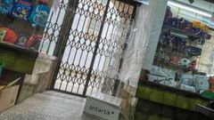 La pasada madrugada los ladrones utilizaron alg�n tipo de herramienta para arrastrar un expositor de libretas que estaba al fondo de la tienda y llev�rselas