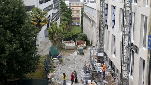 Edificio nuevo que se construye junto a la Xunta