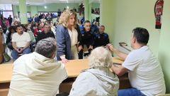 Asamblea celebrada este jueves en Xuvia, con vecinos, alcaldesa, concejales y Polic�a Local, donde se registraron momentos de tensi�n.