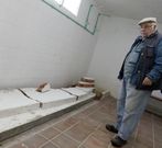 <span lang= es-es >Tarde de infortunio</span>. Era el 1 de febrero y el Bealo visitaba al Caama�o. Antes del partido ocurri� el accidente. El muro de un vestuario se cay� (imagen superior derecha) y amput� las puntas de tres dedos del jugador visitante Carlos Bur�s (izquierda). Desde entonces las reuniones entre las partes implicadas se han sucedido sin decidir qui�n tiene que pagar los costes sanitarios. Lo �nico claro es que al jugador no le ha faltado de nada. 
