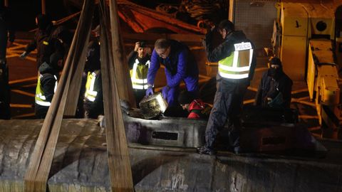 La fuerza criminal que implica la llegada a Europa de narcosubmarinos se vivió el año pasado en la ría de Aldán, en Cangas. La información necesaria para ubicarlo, reptando sobre las olas ya en Galicia, salió de la UDYCO Pontevedra. La curioso es que algo así, que consta judicializado, no acarree medallas al mérito policial como las que otorga el Ministerio de Interior.