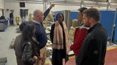 Miembros del equipo del MIT desplazados a Arousa, en los talleres de Thune Eureka