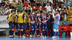 Tiempo muerto de los noieses, con Palmas hablando con sus jugadores.