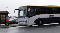 Imagen de archivo de uno de los buses que cubren el servicio en Barbanza.