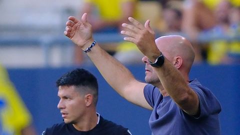 El entrenador del Celta Fortuna, Fredi �lvarz, durante el duelo ante el C�diz.