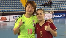 Las dos burelistas posan tras la victoria de Espa�a ante Jap�n (2-5).