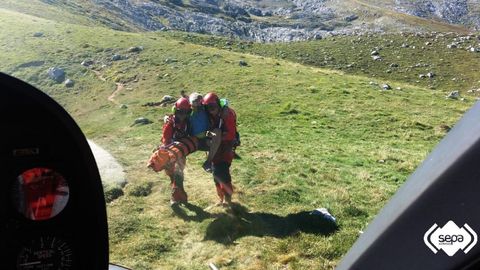 Imagen del rescate al monta�ero herido