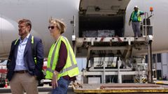 El enviado de Delcy Rodr�guez a Estados Unidos, F�lix Plasencia, en el aeropuerto internacional Sim�n Bol�var, en Maiquet�a, junto a la encargada de negocios estadounidense, Laura Dogu, el pasado mes de febrero